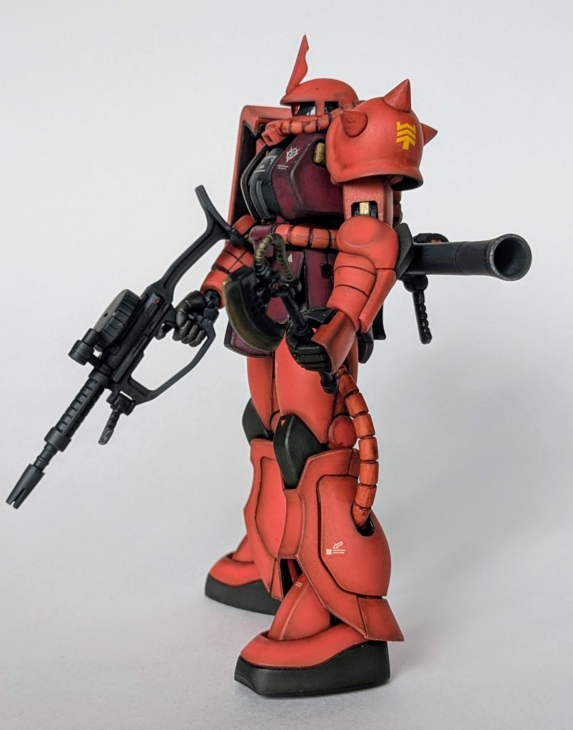 メカ部分とパーツの裏側、武器セットたちに部分塗装それ以外は成形色仕上げです