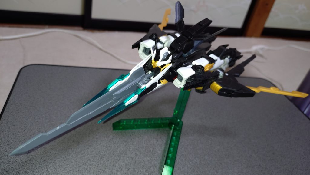 AGE-2の可変機構は残してる為、この様に飛行形態へ変形可能だ。腰の翼は取り外して剣として利用できる万能翼となっている。