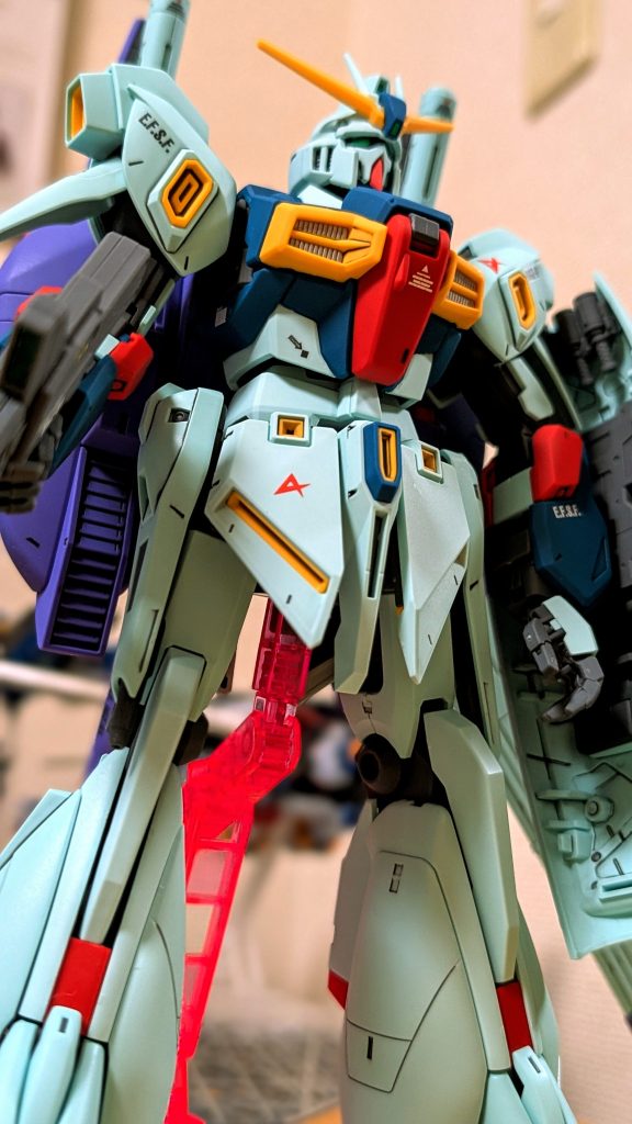 そりゃ男前なわけですわ‼️しかも何より気に入ったのが、この武器‼️🔫マジでかっけぇ‼️‼️‼️ 真紫のジェットパック背負って、木製ストック（笑）のソ連のライフル持ってるのが公式設定なんて、最高に粋ですよね😁