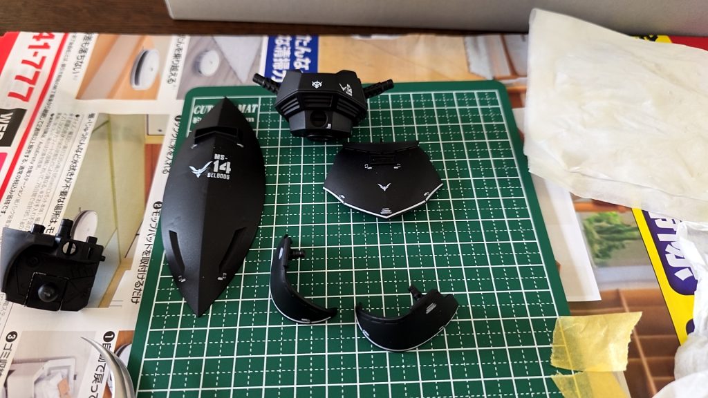 デカールは白系に統一することで黒系 vs. 白のコントラストを強調。スカート縁取りの長いデカールの位置決めには毎回苦労する。今回はマット塗装で表面が滑りにくい分余計に大変。