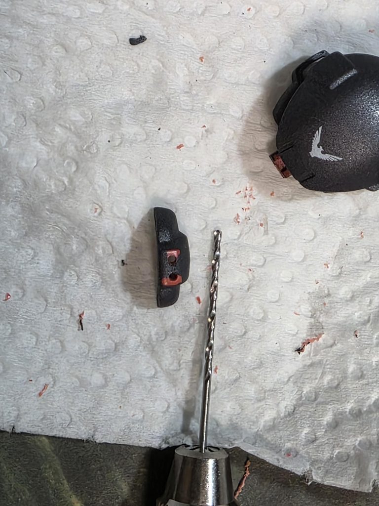 鼻の孔?が塗装で半分埋まってしまったので、ピンバイスで貫通加工を施してみたところ、まさかというかやっぱり、の塗装割れ。鼻だけ外して再塗装。鼻の孔は成型色が見えてしまうため裏からエナメルグレーを流し込んではみ出したところを拭き取り。