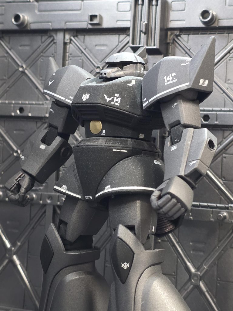 さて、今回のゲルググさん。量産体制に入ったゲルググの実戦配備前最後のテスト機体で通称「イチヨン」、宇宙の闇に紛れる「漆黒の騎士」という妄想設定。騎士と言えばギャンだけど、ゲルググもどこか騎士というか剣士っぽい佇まいをしている気がするので、夜(宇宙)の闇と騎士を掛けた「Knight Blackバージョン」で、14TはTESTのT、ということに。