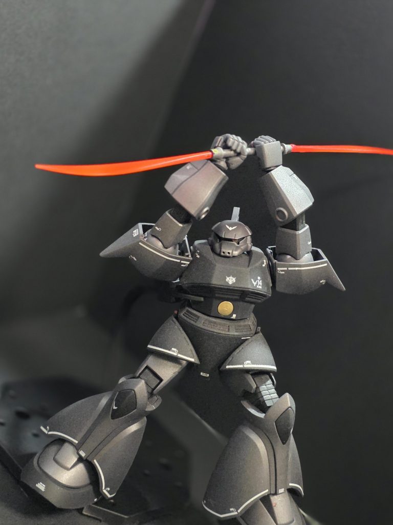 ビームナギナタは、テスト機体ではガンダムを意識したピンク系に近づけたものの最終的な量産機ではイエローへと変更された、という妄想でベース成型色のクリアイエローに蛍光ピンクを上塗り+パールコートをスプレーしてキラキラ感を出してみる。