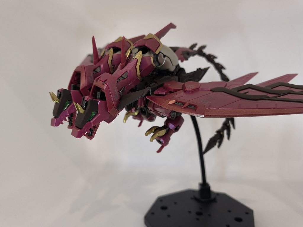 モビルアーマー形態は獲物を狙う感じで尻尾ピーンとはせず