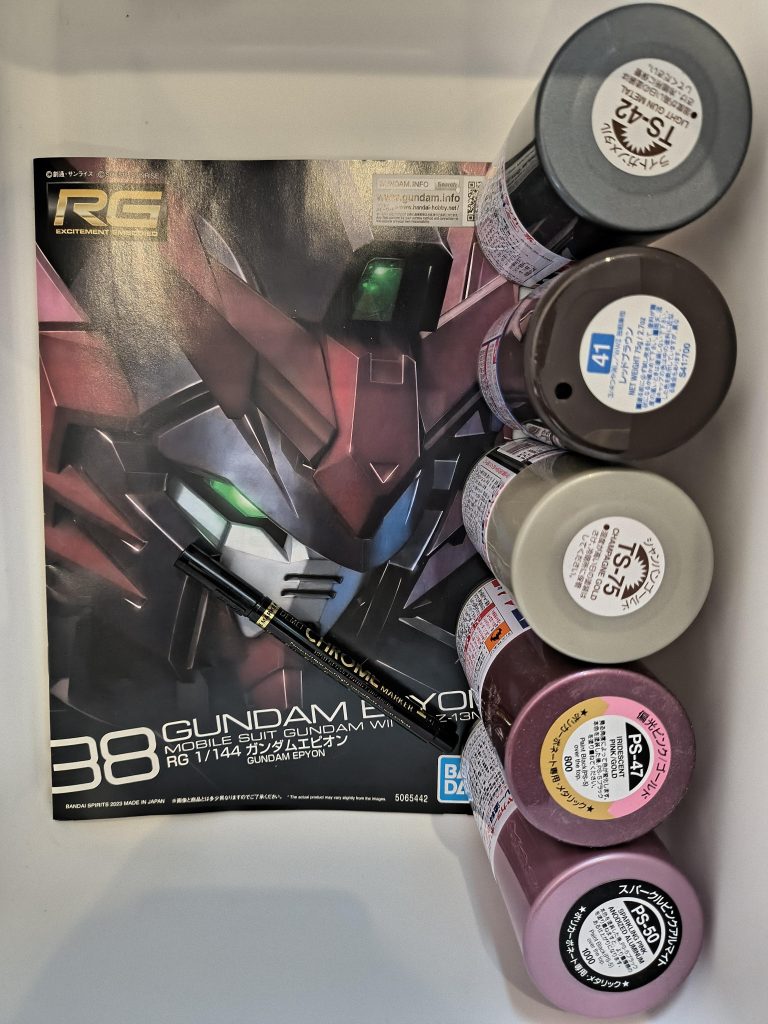 成形色から大きく変えない色味で塗装しましたネイビーの部分をレッドブラウンにして赤系統でまとめてみました ゴールドはやりすぎないよう気持ちを抑えるのが大変でした同じ機体は作っていませんでしたがもう一体白ベースの塗装で作ってみたいと思わせるくらいカッコいい機体でした