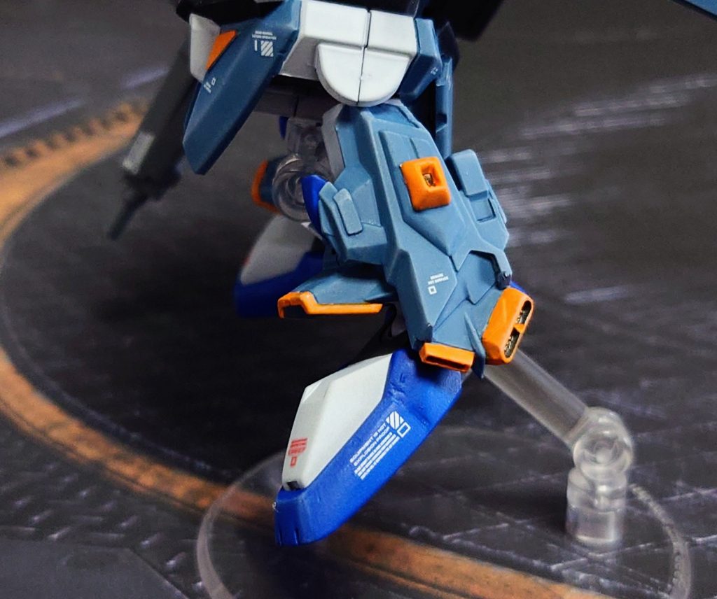 脚側面のアーマーはモビリティジョイントの余剰パーツを加工。靴も幅詰めしてます。