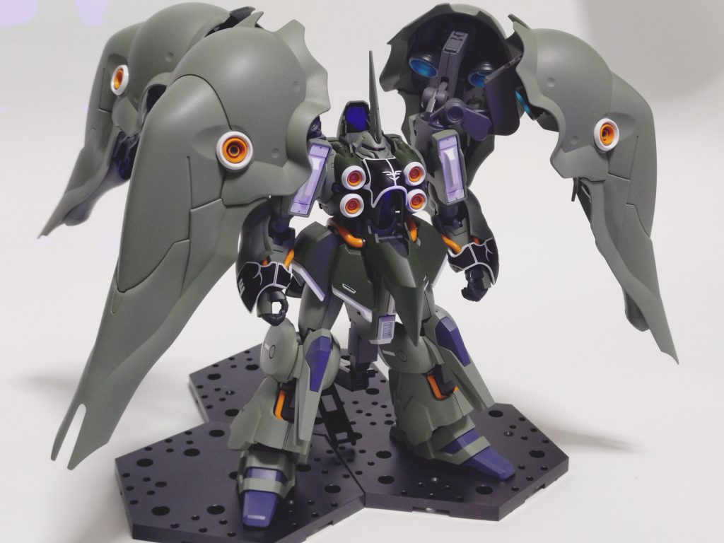 https://gumpla.jp/hg/234959↑今回はSATさんの配色を参考にさせて頂きました🎉(タップするとSATさんの作品にいけますよ✨)仕上げの塗料で悩んでいたんですが、ナイスタイミングで投稿されたクシャトリヤに惚れ込んで思い切ってコメント丁寧にメーカーや種類を教えて頂きました!SATさんありがとうございました🙏塗装ですが、重ね塗りを行ってるうちに写真程度でも良いな!っと思いSATさんより暗めに仕上がっています