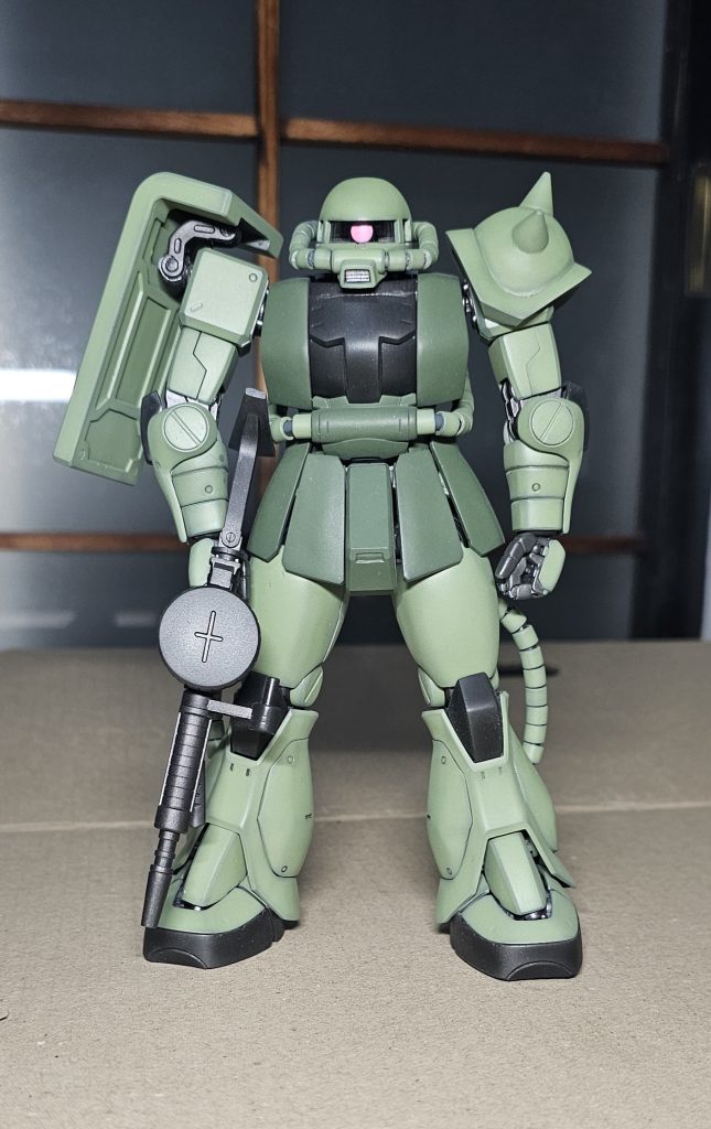 頭部は削り込みで縦長の形にして、前からみてモノアイの全体が見えるようにしました。口もちょっとだけ大きくしています。シールドは7mmくらい幅増し。スパイクアーマーはインナーのフレームを外して小型化。前々から「なんで2.0のスパイクってこんなデカイのん?」って思っていたんですけど、作ってみてその謎が解けました。フレーム入っているんですね。そりゃデカくなるわけだ。胴は中央で1mmずつ幅増し。スカートは、うん、そこそこ大きくしてフンドシは角度をつけて固定しました。フトモモは結構大型化。膝当てを小型化することでフトモモが長く見えるようにしました。足首は2mm短縮して脛との隙間を埋める&短足に見えるようにしました。 そんな感じ。