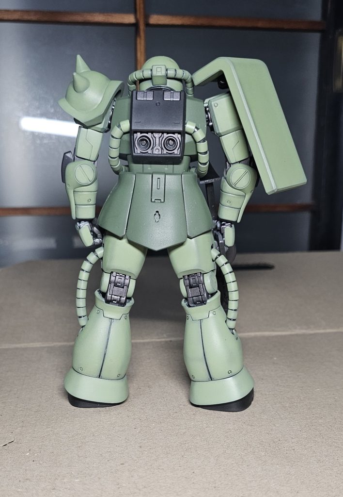 背中は、まぁ特にないですな。 塗装は、おじさん大好き黒立ち上げです。世代なんで、許してください。 武器のマウント用の穴、埋めた方が良かったなぁと出来上がってから後悔しました。