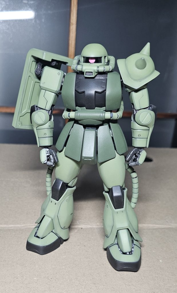 なんでだろう、スマホで撮るのと肉眼だとやっぱりなにかうまく伝わらないですね。 もっとどっしりしてて、「いいねぇ」って感じなんですがね笑肉眼って性能いいですからね。 ポージングも、写真にすると力が抜けているように感じるというか。 すごいですね、みなさん。でもまぁ異様に腰を出して、人生に絶望したのかなくらいの俯き加減のポーズは好きではないのでこれでいいです。 過去の価値観から脱することができないのはおじさんの証ですな。おじさんの独り言ついでにもう一つ。 20年ぶりくらいにガンプラを作りはじめてびっくりしたことがありまして、それは大きな疑問にもなっているんですが、いつからνガンダムとサザビーは大人気になったんですか? 私がガンプラを作っていた2010年手前頃にはそんなにチヤホヤされるMSじゃなかったと思うのですが……なんだかいつの間にか人気MSランキングNo.1!みたいになって、νガンダムに至っては全身サイコフレームになってたり、よくわかんない武器が追加されてたり……なにがあったんですかね?笑 新しいPGになるようですが、なんだかすんごいデザインになってましたね。密度(笑)が…情報量(笑)が… 50cm四方毎に装甲を区切って、なにかあればそこだけ入れ換えるのかな。その割には凹凸まみれのわけわかんねぇデザインだしなぁ。ビーム当たれば即撃破の世界だから装甲の分割とか関係ないのかな。 それにしても装甲の隙間多すぎてデブリに当たっただけてポロポロ溢れそうだし細かい石とかバリバリ挟まりそうだなぁと心配になるね。あんなパネルラインだらけの戦車とか戦艦は嫌だなぁ。まぁいいけど。 おじさんの独り言はここらへんにしておきましょう。いかんいかん。蛇足蛇足。みんな違ってみんないい。 とにかくわたしゃビバずんぐりむっくり!!!!何はともあれ自分の中にあるザクIIの理想形にかなり近付いた出来上がりに満足です!