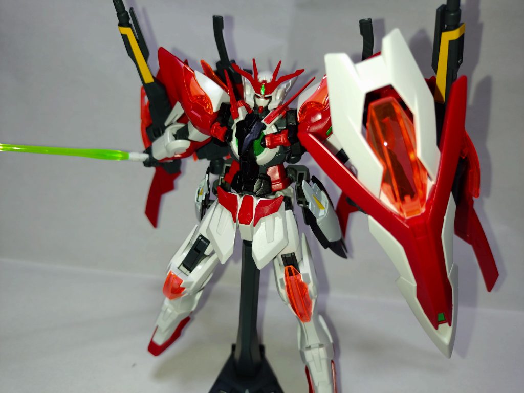 焔零盾(えんれいじゅん)ウイングガンダムゼロ炎のシールドを無改造で流用してるので中からビームサーベルを抜刀して敵に斬りかかる!