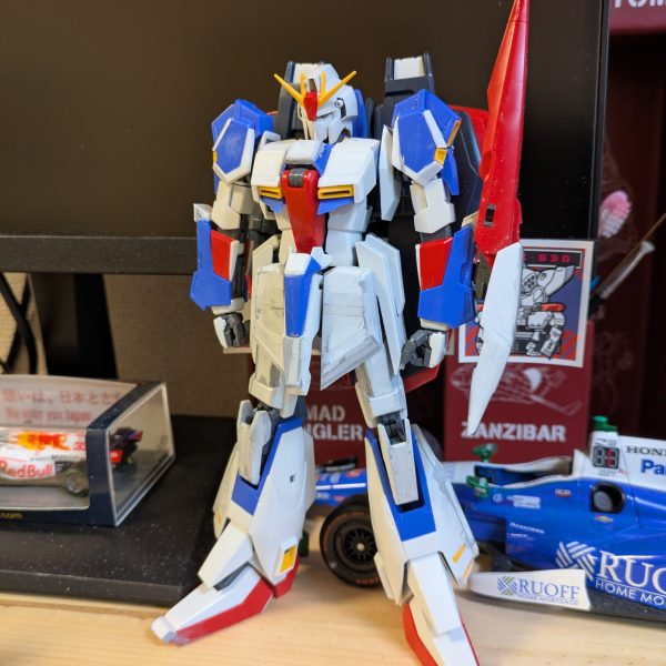MG Zガンダムver 2.020年前のキットですがなんだかんだZガンダムのプラモデルでは一番カッコイイと思います。ただ、気になるところは多いので、結局ほぼ改修することに肩アーマーの形状変更、ふくらはぎの大型化、腰アーマーの大型化、前腕部の大型など、やること膨大表面処理がなかなか終わらない...（3枚目）