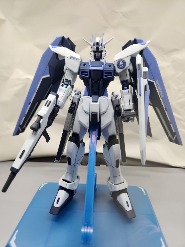 正面です。今回施した加工は首の延長、シールドの支え追加、アンテナのシャープ化、パテ埋め→筋彫りです。目に見える加工は初めてだったのでドキドキでした。デカールはガンベカラーのガンダムから拝借しました。