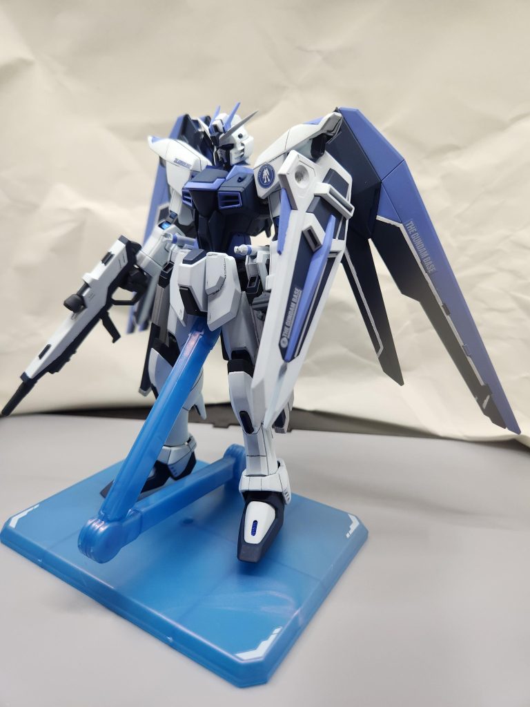 斜めです。シールドのデカールが入るか不安だったのですがピッタリで安心しました。羽は単色だと寂しかったのでライジングフリーダムを参考に白いラインを引いてみました。個人的にアピールポイントです笑