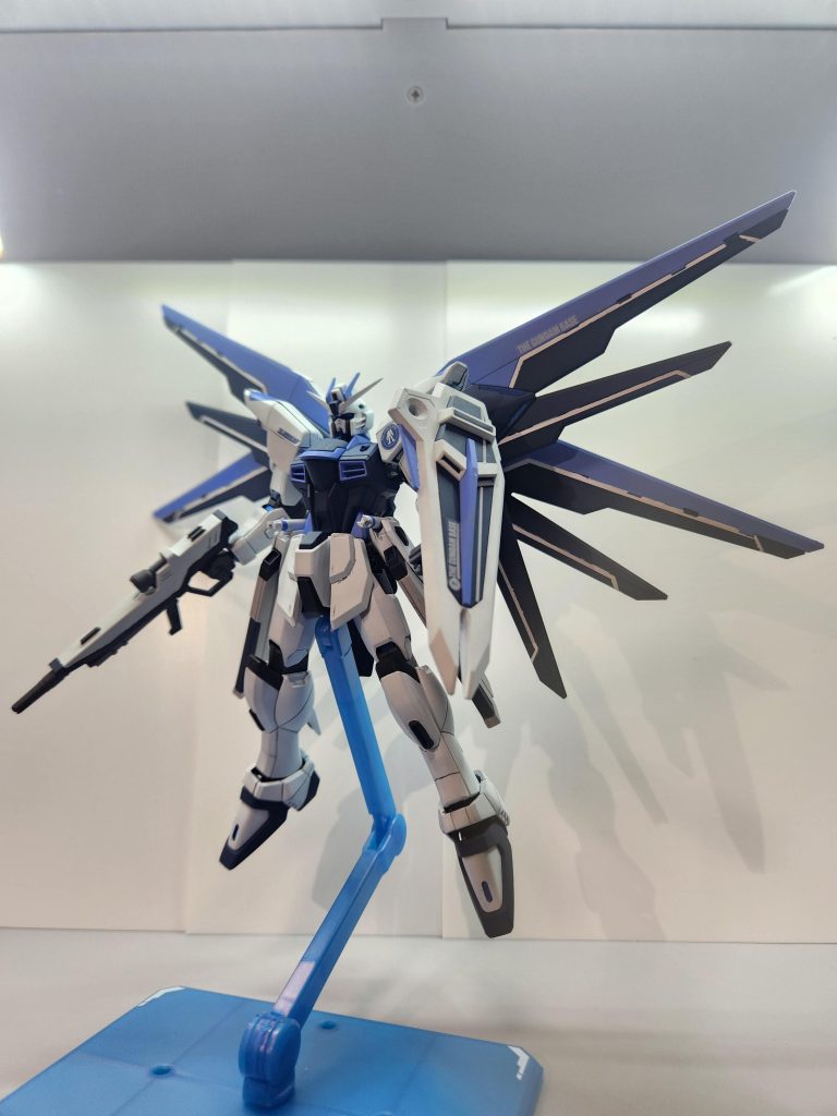 舞い降りる剣です。シールドの支えを追加したことにより劇中のポーズに寄せることができたと思います。以下ポーズ続きます。