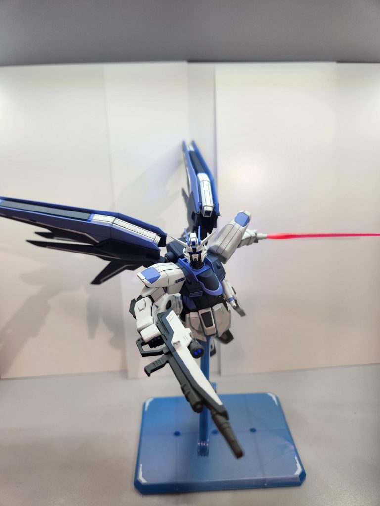 首を延長したおかげで可動域が広がり、迫力のあるポーズできました。