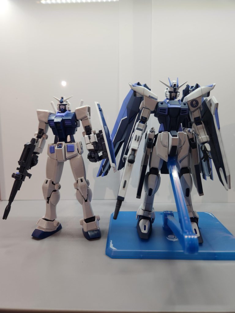 ガンべカラーのガンダムと比較です。若干フリーダムの方がコントラストが暗めですが大体一緒ではないでしょうか。