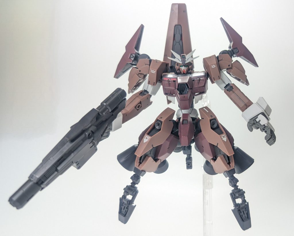 脚はAMBAC用に最低限のモノに。手は大型のものに交換。胸部にも固定砲を追加等々。上半身が肥大化するようなフォルムにしています。