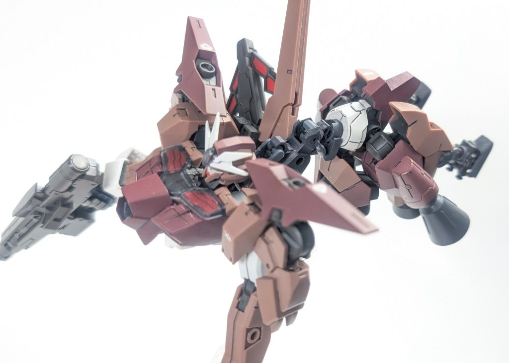 下半身を半回転させつつ後ろに回してバックパックにします。