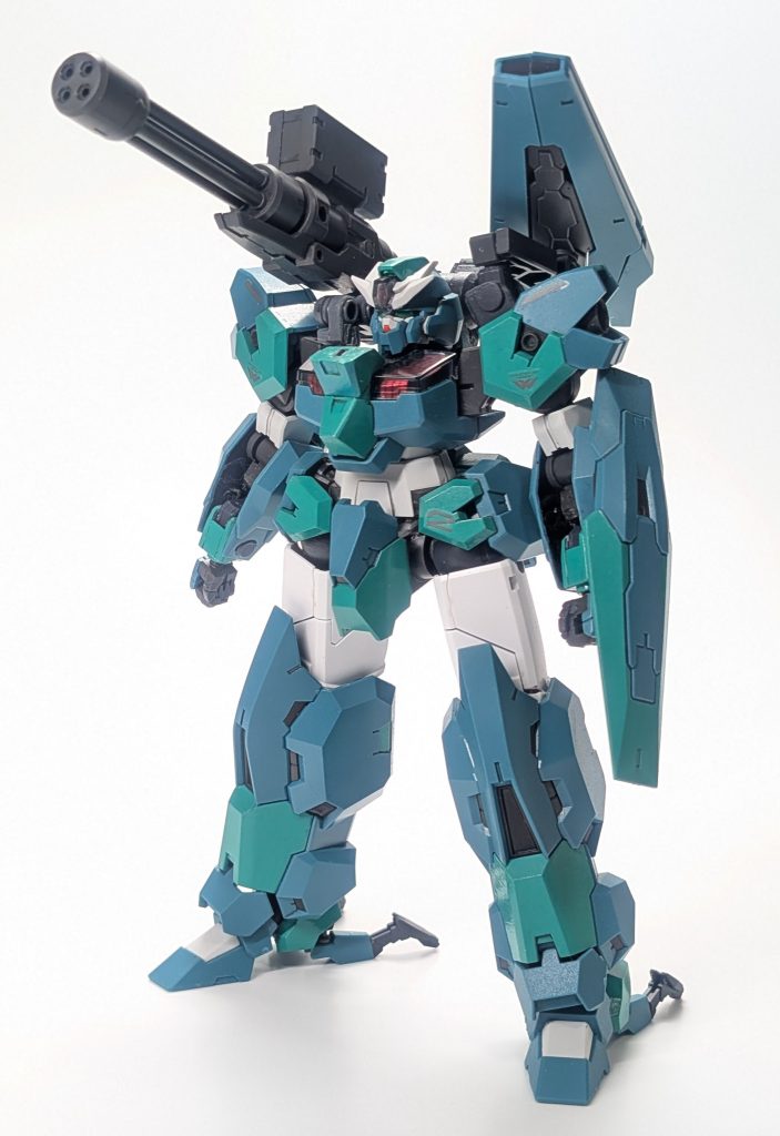 頭部アンテナは小径化、太股の交換、ガトリングは肩に移設、腕と腰を小改造してます。