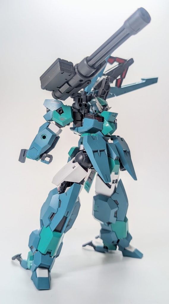 頭部は前に倒して収納。サイドアーマーは正面に。太股はMGユニコーンの物を移植して脚が伸びるようにしてます。腕は後ろに。前腕は回転して拳を閉まってバーニアに切り替えです。ガトリングも後ろに移動。フェーズドアレイキャノンは上に伸ばします。