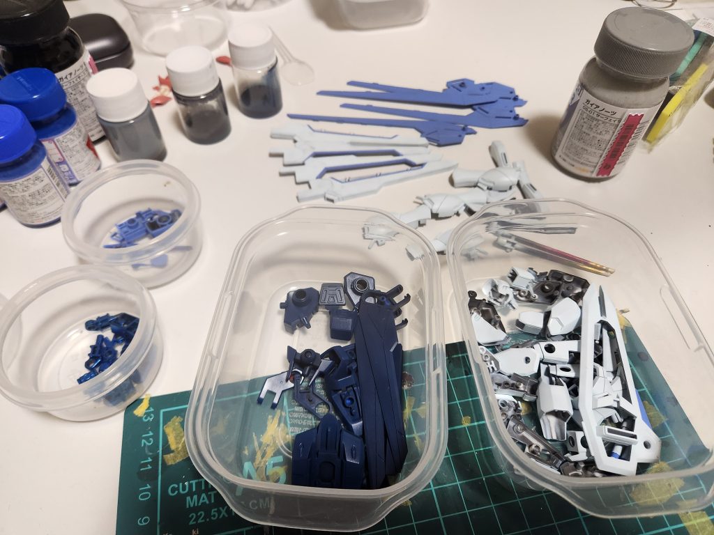 メイン塗装が終わった状態です。この後筆で細かい塗り分けを行いました。ここまで来ると達成感がすごくて放置しがちなんですが…頑張りました。