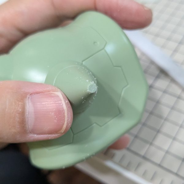 スパイクを良い塩梅のところで切断、ランナーの切れ端をMr.セメントSPで接着！(接着面積は広い方が安定しますね) 後は鉛筆削りの容量で尖鋭化💡刺さりそう(笑)（2枚目）