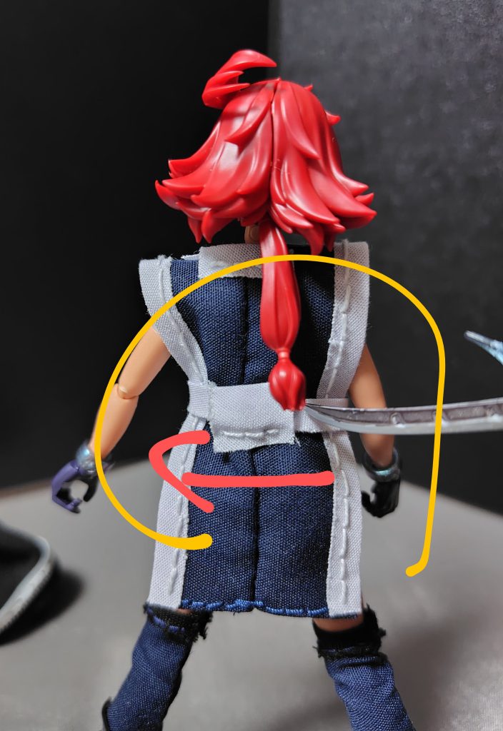 この服は帯が設けられており、後ろから帯を引っ張ることで、締め付け具合を調整出来ます。