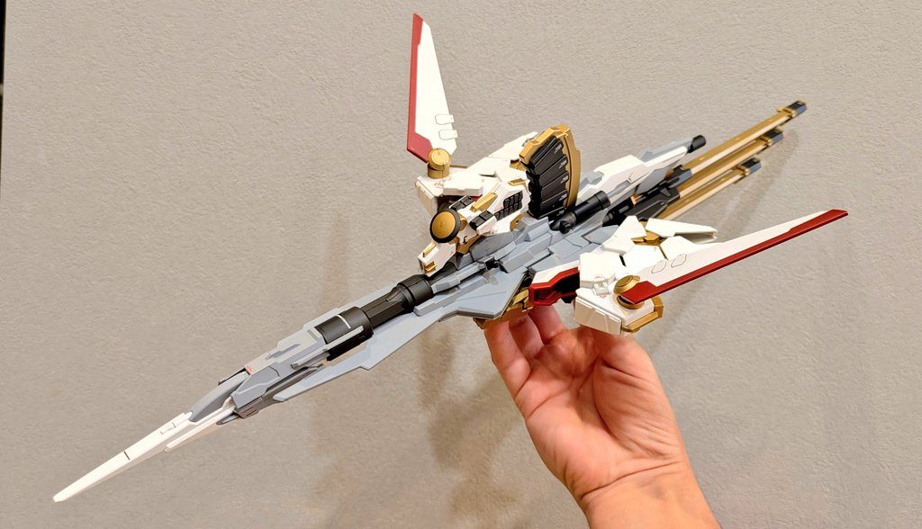 アカツキ本体とゼウスシルエットの一体感を高めるため、塗料を統一しました。オリジナルに比べて、白とグレーのコントラストをはっきりさせ、フレームを全てスーパーリッチゴールドにしたことで、まとまりも良くなっているのでないかと思います。