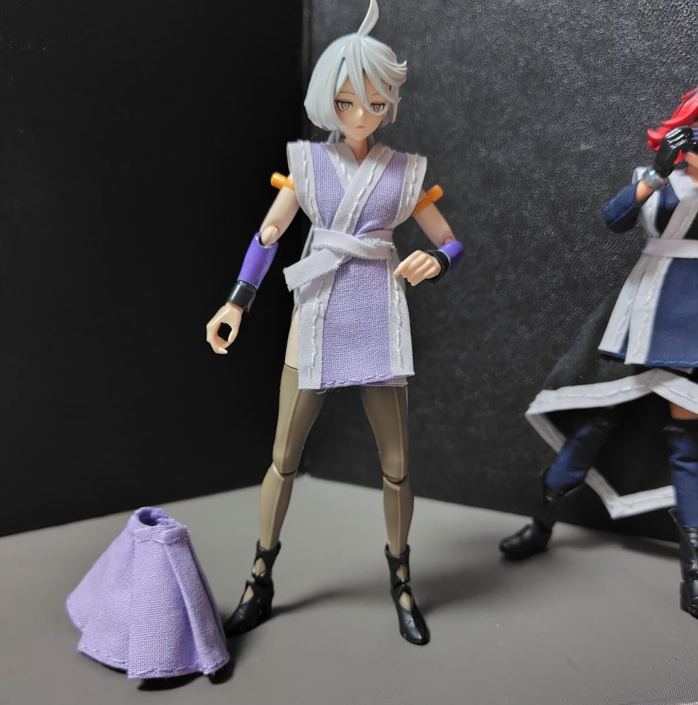 スカートを身に着けなくても、それなりの格好になるのですが、横から見ると下着が見えてしまうので、スカートを身に着けさせることでセンシティブ対策もバッチリです。※ブラチラはサラシを巻いているという事で誤魔化してます。