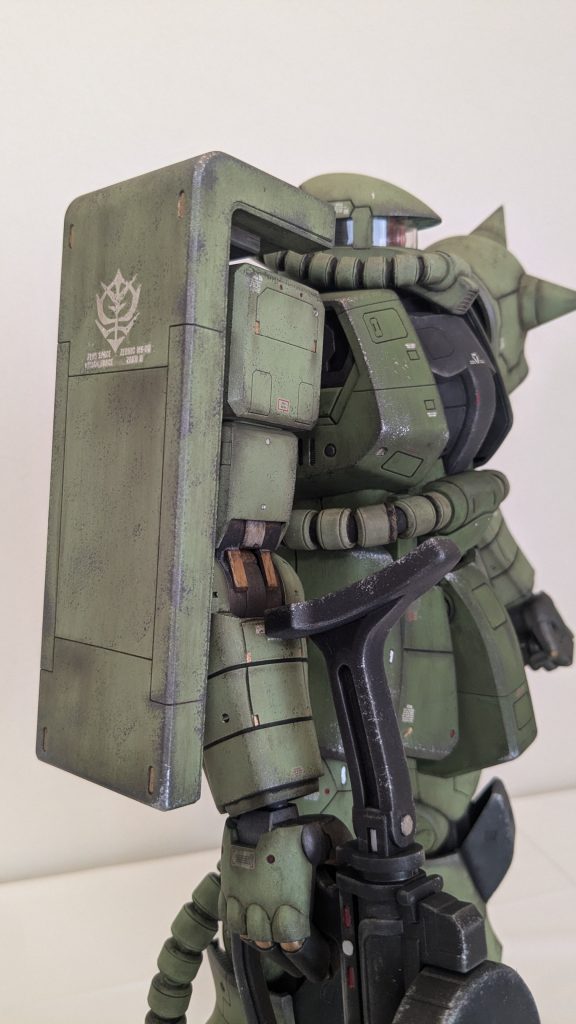 肩のシールドは見せどころ。当然一番ダメージを受ける箇所なので、派手に汚してます。この雰囲気を出せた瞬間「勝った!!」ような気になりました(笑)