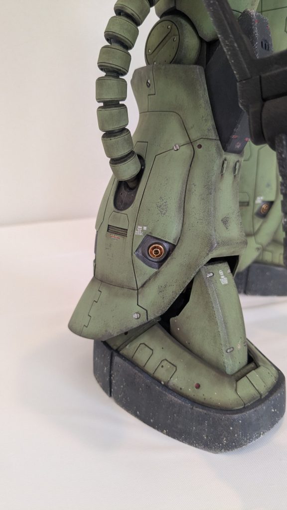 バーニアはミニ四駆のパーツを使いました。サイズが絶妙✨茨城弁でいうところの「シッパネ」も良い感じです⤴水性ウェザリングペイントを溶いて、モデリングブラシで弾きまくりました✌️もちろんやりすぎたのでちょっと落としてあります(笑)