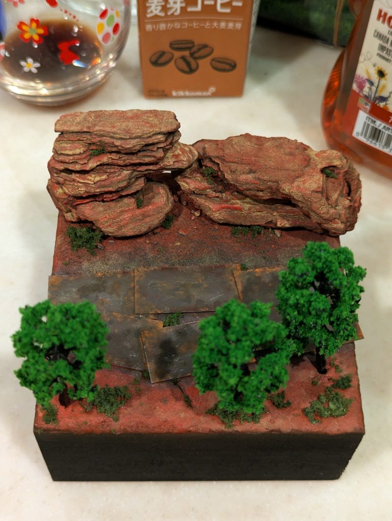 ビネット、ムズいですねオーストラリアみたいな赤土荒野イメージでちょんちょんと草も生やしてみました真ん中のは鉄板です笑クレーン車据える時に沈まないようにしこたま鉄板を敷きますが、修行が足らず再現が出来ていません😞