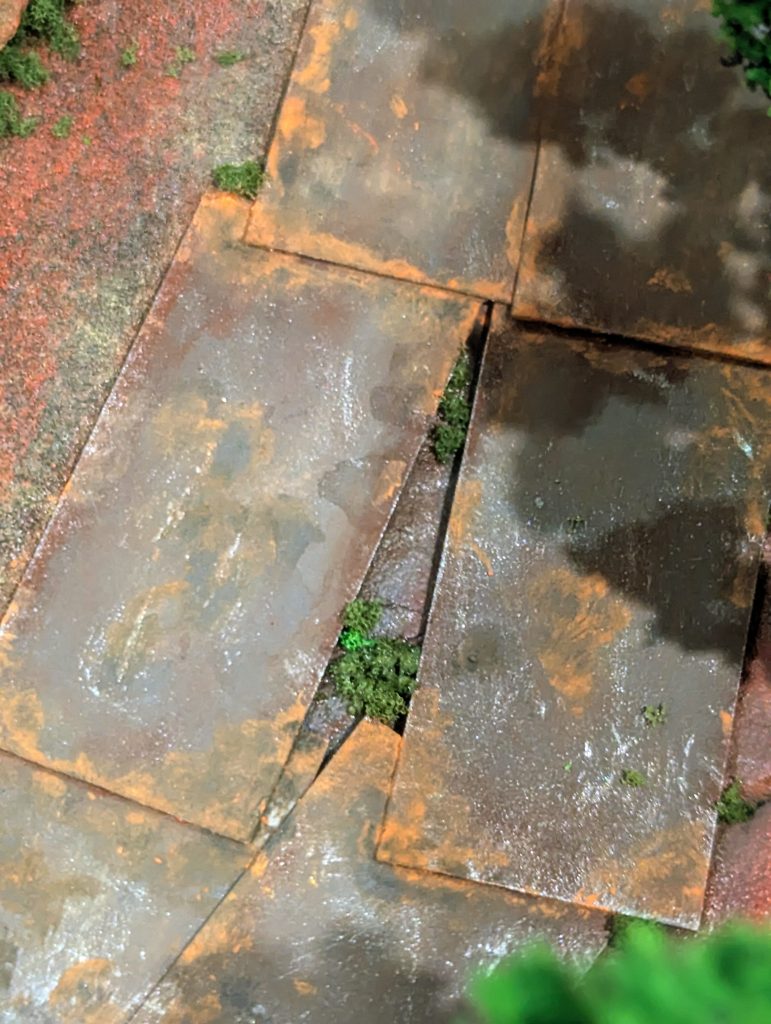 草を接着したばかりでシーニックセメントがまだ乾いておりません笑もう少し鉄板の追い塗装したいと思います!いまは鉄板だと思って下さい笑