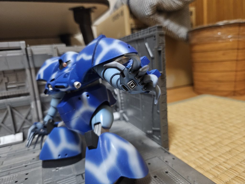 水中でも使えるビーム砲ビーム砲の周りから気泡が出て空気の層を作り対象に接触した際にビームを撃ち込むというおそらくエーギルを参考にした武器接近戦でしか使用は出来ないが水中でビーム兵器が使えるメリットは高い陸上では普通にビーム砲として使える