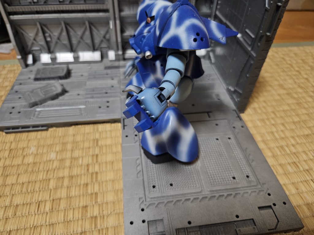 ナックルショット手甲により指(爪)を保護し、ブースターによる加速で対象を打突するガンダムハンマーを参考にした武装ゴッグのアームはただでさえ頑丈なので過剰装備😅波状迷彩?モノアイはマグネットにより可動する