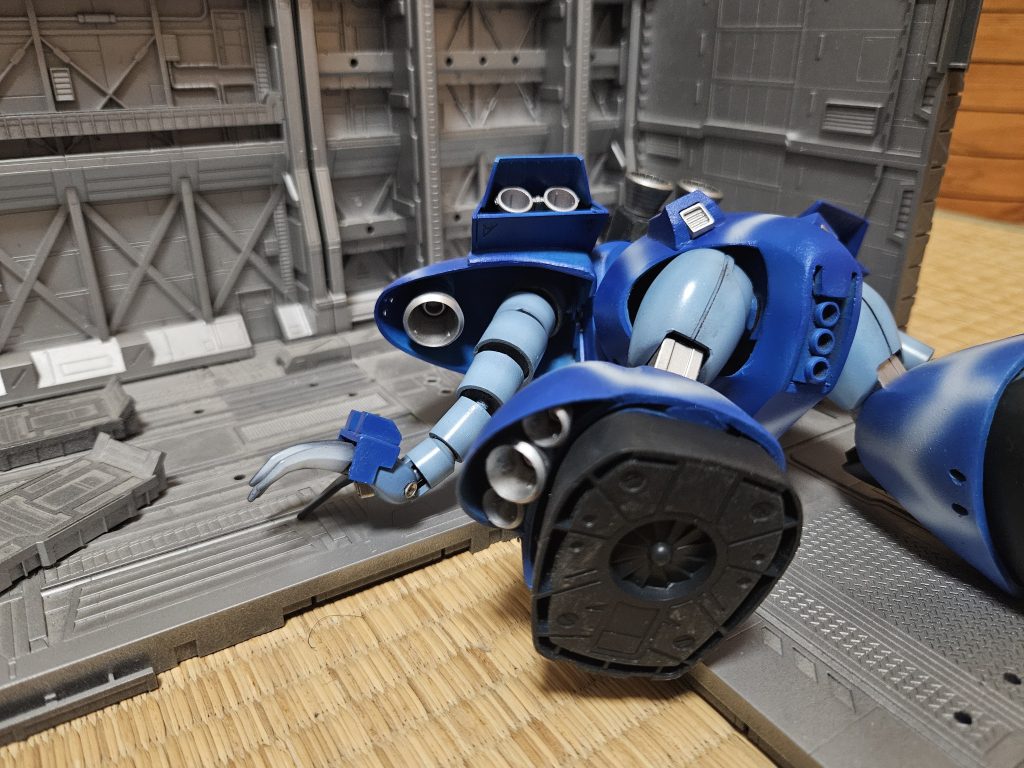 各所に推進装置が増設され、キャビテーションドライバーと併用することで水中移動時の機動性が向上している