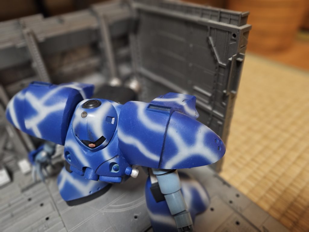 キャビテーションドライバー肩部に装備された気泡を発生させる装置機体を気泡で包み込むことで高速水中移動時の水による抵抗を抑える装置頭部にレドームを追加