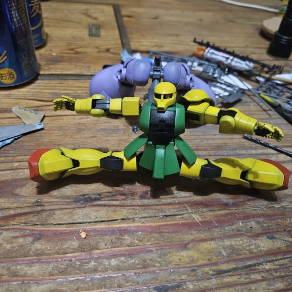タミヤ専用ザクIの可動とかディテールを少し改修したいと思いますうん、もう君旧ザクじゃないね？仮にガワが旧ザクだとしても中身が絶対違うよね😅 ザクって胴体スイング可動するんだっけ…('_'?)5/6一度各部でばらしてジョイント入れたらギミック仕込んだりして「螺旋角手」出来るまでは行った😅5/10塗装中、可動が変態過ぎる…😅（4枚目）