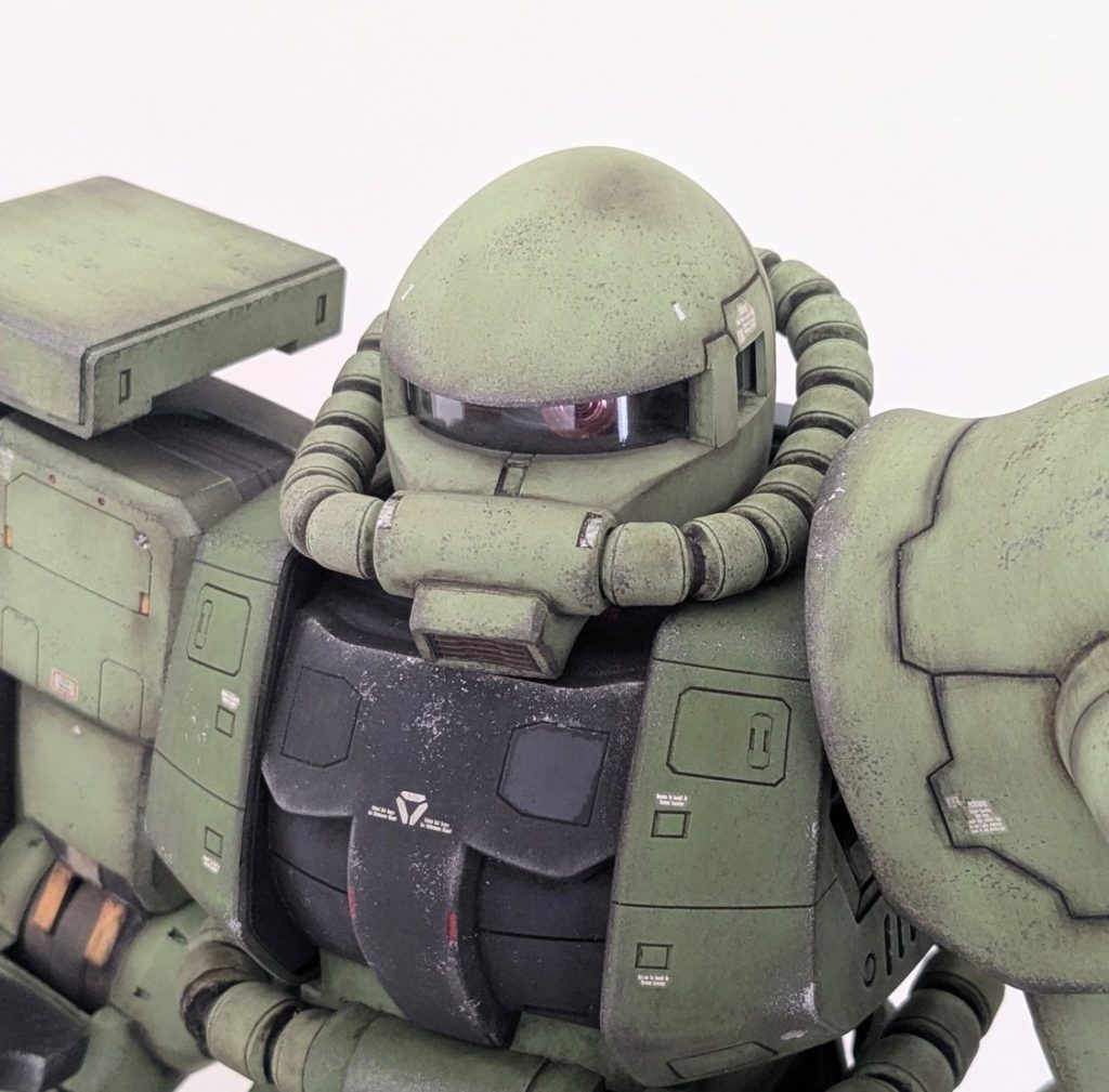 その他、各部アップ。あまりじっくり見られるとアラが目立ちますが、この迫力はたまりません😁 休息も補給も無いまま、ボロボロになっても戦い続ける戦士の姿…まさに少し前の私です。ブラック労働でメンタルをやられ、体力的にも限界を迎えていました、、(今は大丈夫ですよ) 製作にあたり、動力パイプや各部の合わせ目など鬼門もありましたし、エナメルのせいでパーツ破損も3箇所ほど😭しかし!なんとかリカバリーして完成にこぎ着けました✌最後までご閲覧いただきありがとうございます(*^O^*) -製作メモ・基本塗装:Mr.カラー外舷22号、23号、ネイビーブルー全て3倍希釈・フィルタリング:クレオス フィルタバイオレット ・途中セーブ:クレオススーパークリアつや消し1.5倍希釈→砂吹き後に本吹き ・ウォッシングクレオス マルチホワイトミグアモ ウォッシングエナメル※もっとシャバシャバにすれば良かった🥲落とすの面倒すぎ🥲次は6~7倍ぐらい希釈でok ・チッピング:水性ホビーカラー焼鉄色・シルバーでスポンジチッピング ・ウェザリング2:タミヤウェザリングマスターオイル・スス・赤サビ・青焼けなどあとはリアルタッチマーカーでゴニョゴニョ(笑) ・仕上げ:水性ホビーカラーUVカットスムースクリアー 1.3倍希釈→イージーペインターもどきで吹き付け→完成!