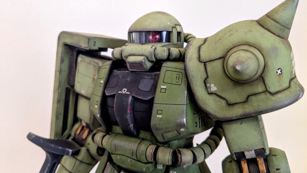 バストアップ。左胸のパーツは交換したてなので汚れやキズが無い…という設定です。塗装ミスってウェザリングもミスって全部落としたわけではありません(笑)