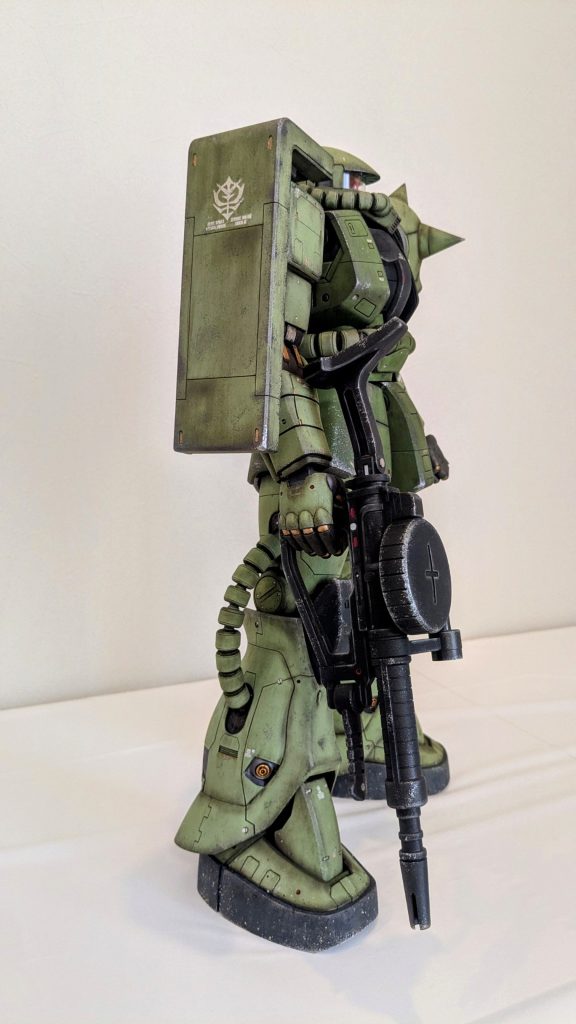 側面。ザクマシンガンは黒鉄色で塗装、ウェザリングマスターや銀チッピングでシブく汚し。なんか懐かしい色味です。炎の匂い染み付いてむせそうです(笑)