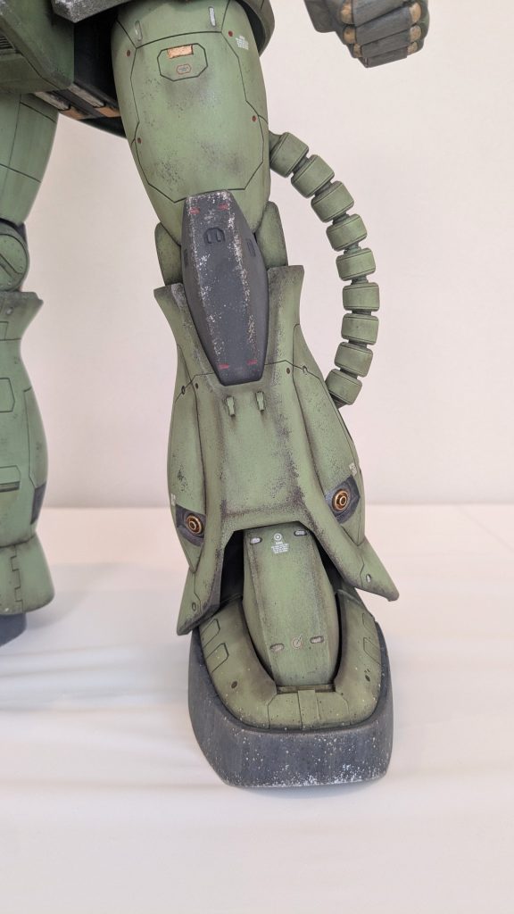 脚です。膝アーマーなどは激しくダメージを受けているだろう、ということで傷マシマシ💡