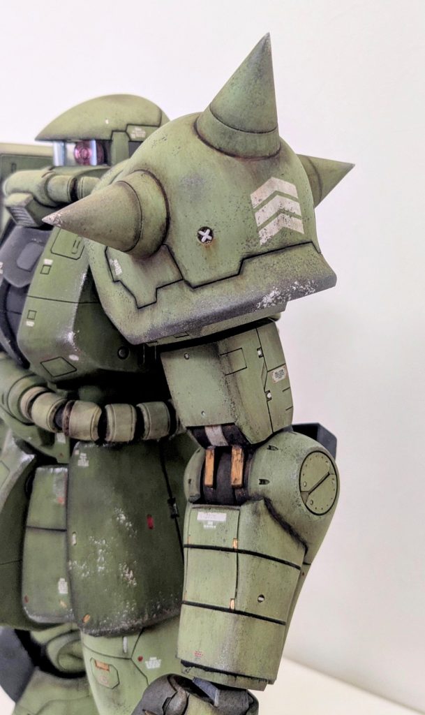 肩アーマー。他もそうなんですが、合わせ目との激しい戦いの跡です。ダメージ表現・スミ入れ・尖ったスパイクなど、美味しいポイントがたくさん!