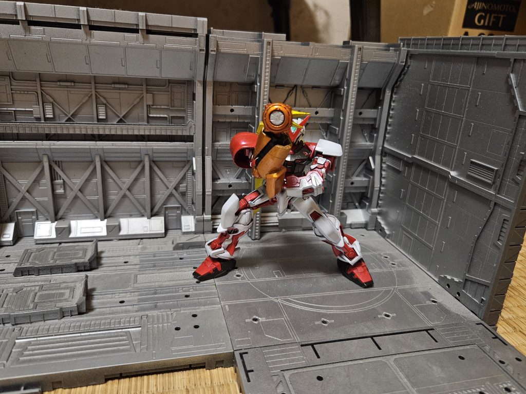 右腕はフェイズシフト、アルミューレ・リュミエールを搭載したもので強固なフレームであり突撃時はビームや実体兵器による迎撃を無効とするまたパワーシリンダーも内蔵しているので「赤い一撃(レッドフレイム)」の連発も可能であるが本体の耐久がもたない実質殴れないものはない…ハズ