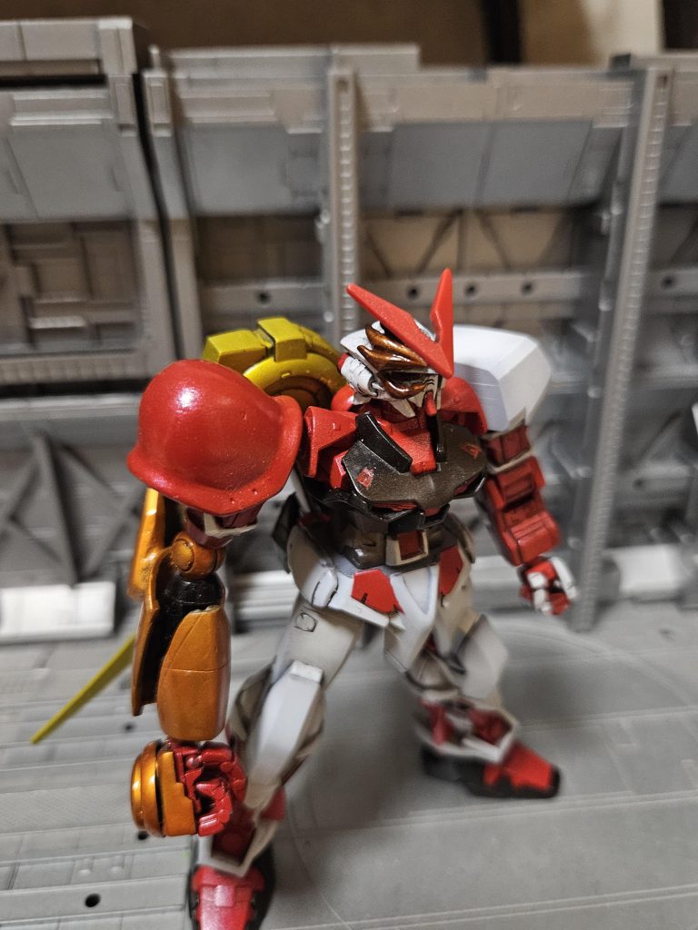 「殴る」戦法上、右側のフェイスに高性能センサーを搭載した追加装甲がもうけられている