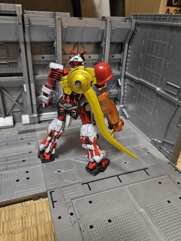 背部にはデュートリオンビーム送受信システムとリジェネレイトを参考にした外部エネルギー推進装置が装備されているちなみにブレード状の部分は回転して外部ビームの受信リフレクターとして機能すると共にヴォワチュール・リュミエールを搭載し、受けたエネルギーを推進力として利用できる