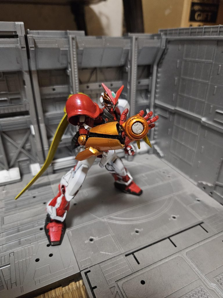 起動アーム部が展開する特殊装備は右腕とバックパックだけなので他の部位は通常のレッドフレームと同じである