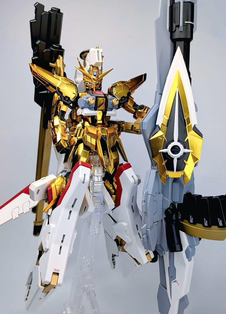 塗料は、グラファイトブラック、クールホワイト、グレーFS36622、ヘキサレッド、スーパーリッチゴールドを使用しました。ゴールドのパーツは全て半光沢、それ以外は全て艶消しで仕上げました。個人的に、ギラついたゴールドよりもしっとりとした上品なゴールドの方が好きなので、好みのテイストに仕上がって満足しています。これは未来の自分への伝言としてですが、メッキパーツにラッカー系トップコートをする際は要注意が必要なんですね💦一度にドバっと吹き付けると溶けるの知りませんでした🥹(たまたまランナーで試し吹きした時に気づいたので事なきを得ましたが)薄く繰り返し吹くのが安全なのは覚えておかねば...