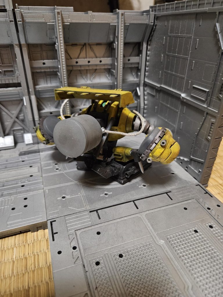 後ろ背部には硬化液が入ったタンクを増設し、さらに推進用に増設ブースター(ラケーテンガルデン)も装備できる